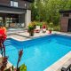 Piscine creusée en fibre de verre, en panneaux d’acier ou en béton : guide complet pour planifier votre aménagement et votre budget
