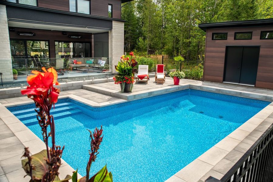 Piscine creusée en fibre de verre, en panneaux d’acier ou en béton : guide complet pour planifier votre aménagement et votre budget