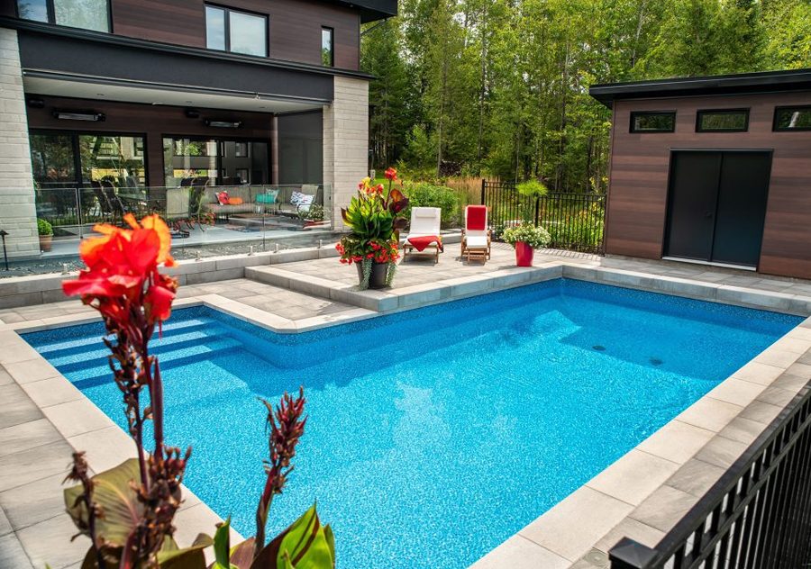 Piscine creusée en fibre de verre, en panneaux d’acier ou en béton : guide complet pour planifier votre aménagement et votre budget