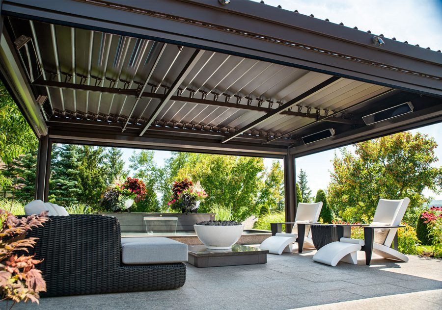 Espace de vie extérieur : créez un salon confortable avec foyer et pavillon